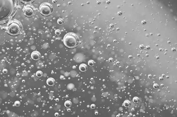 Bolhas de oxigênio macro preto e branco na água — Fotografia de Stock