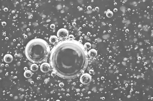 Burbujas de oxígeno Macro en blanco y negro en el agua — Foto de Stock