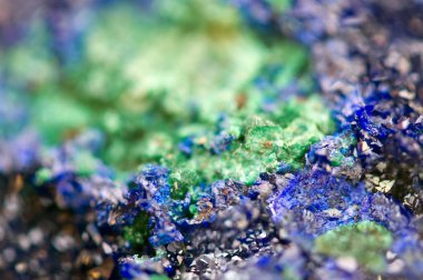 Yeşil malakit Azurit kristalleri derin mavi mineral makro bakır