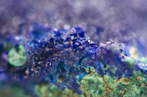 Grüne Malachit-Azurit-Kristalle tiefblaues Kupfer-Mineral-Makro — Stockfoto