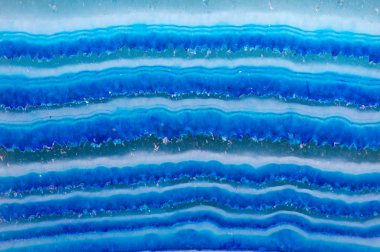 Kristal mavi oniks kalsedon, oksit mineral ile kimyasal bileşimi Sio2 şeritli bir çeşittir. Makro. Aşırı closeup