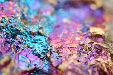 Bornite, olarak da bilinen tavus kuşu cevheri, sülfür mineraldir
