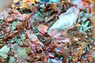 Bornite, olarak da bilinen tavus kuşu cevheri, kimyasal bileşimi Ortorombik sisteminde (sözde kübik) billurlaşır Cu5fes4 ile bir sülfür mineraldir. Makro