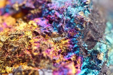 Bornite, olarak da bilinen tavus kuşu cevheri, kimyasal bileşimi Ortorombik sisteminde (sözde kübik) billurlaşır Cu5fes4 ile bir sülfür mineraldir. Makro