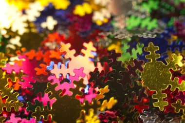 Kutlama arka plan kağıt kar taneleri çok renkli. Makro