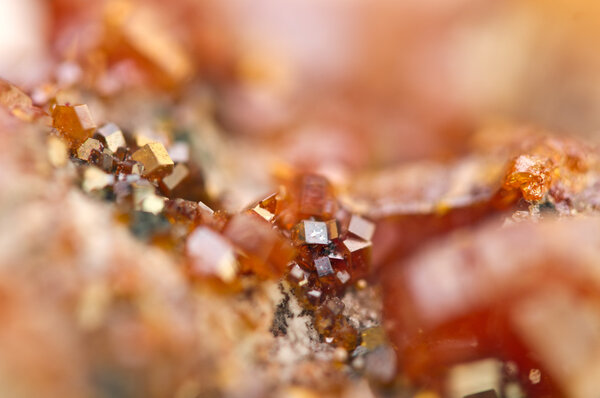 Кристаллы ванадинит. Макро. Экстремальный крупный план
