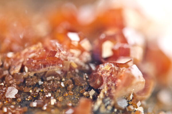 Кристаллы ванадинит. Макро. Экстремальный крупный план
