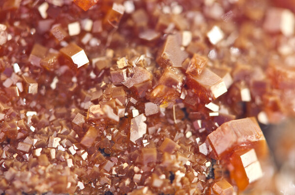 Кристаллы ванадинит. Макро. Экстремальный крупный план
