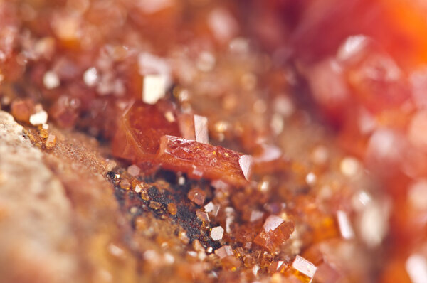 Кристаллы ванадинит. Макро. Экстремальный крупный план
