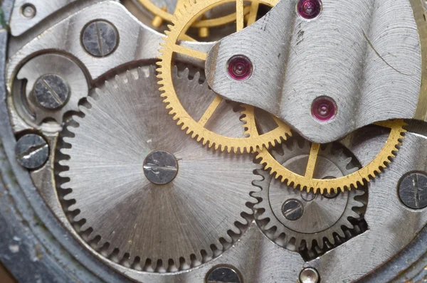 Zahnräder aus Metall im Uhrwerk. Makro. — Stockfoto