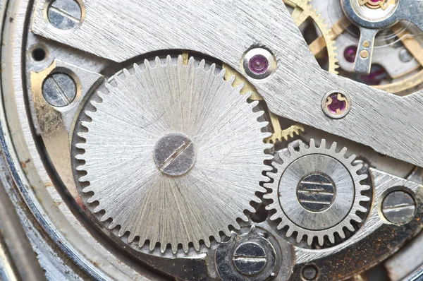 Ruedas dentadas de metal dentro del reloj. Macro . —  Fotos de Stock