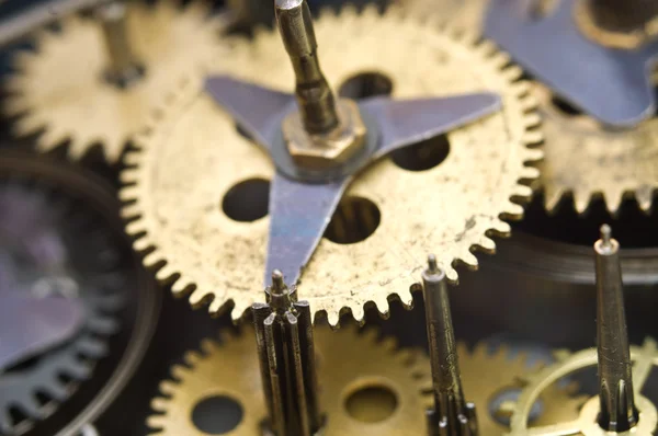 Ruedas de engranajes dentro del mecanismo del reloj . —  Fotos de Stock