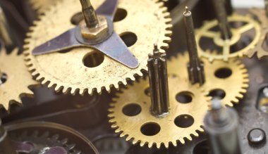 Çark saat mekanizması içinde.