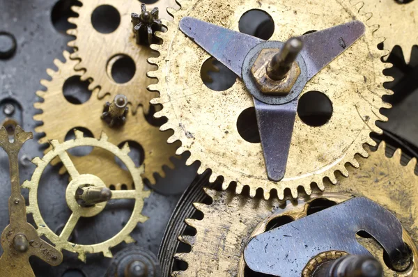 Ruedas de engranajes dentro del mecanismo del reloj . — Foto de Stock