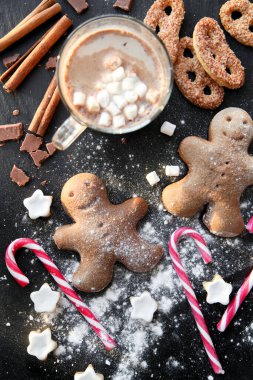 Siyah arkaplanda zencefilli kurabiyeler