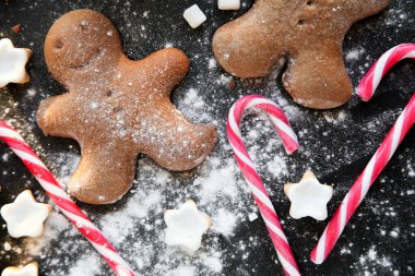 Siyah arkaplanda zencefilli kurabiyeler