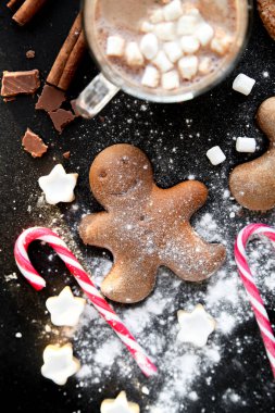 Siyah arkaplanda zencefilli kurabiyeler