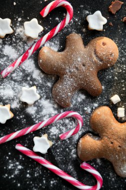 Siyah arkaplanda zencefilli kurabiyeler