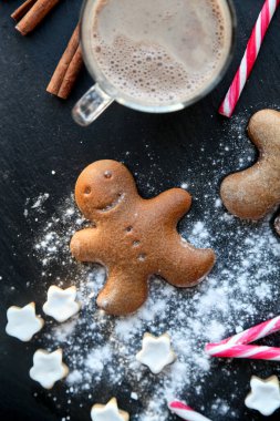 Siyah arkaplanda zencefilli kurabiyeler