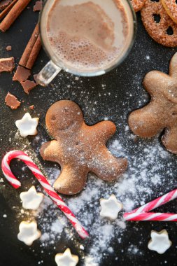 Siyah arkaplanda zencefilli kurabiyeler