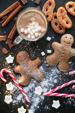 Siyah arkaplanda zencefilli kurabiyeler