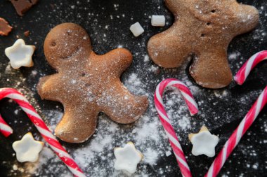 Siyah arkaplanda zencefilli kurabiyeler