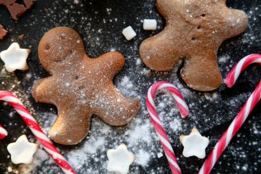 Siyah arkaplanda zencefilli kurabiyeler