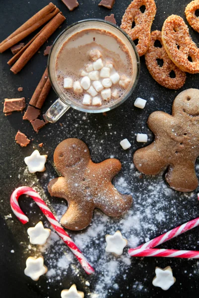 Siyah arkaplanda zencefilli kurabiyeler