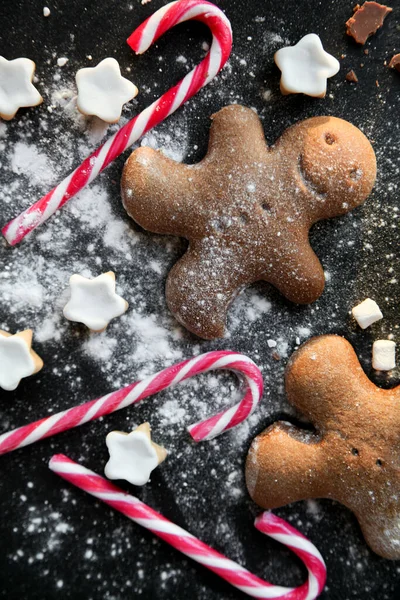 Siyah arkaplanda zencefilli kurabiyeler