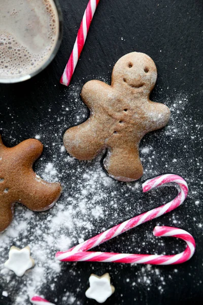 Siyah arkaplanda zencefilli kurabiyeler