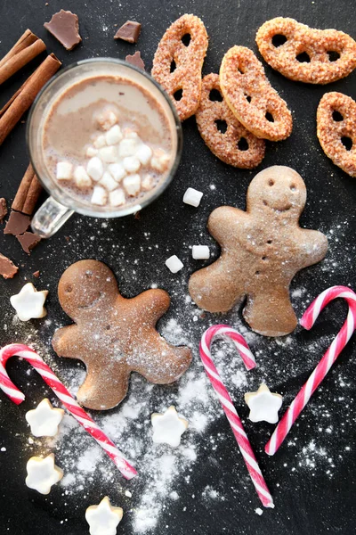 Siyah arkaplanda zencefilli kurabiyeler