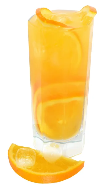 Cóctel con zumo de naranja y cubitos de hielo —  Fotos de Stock