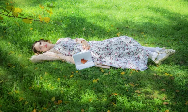 Uma Menina Com Livro Caiu Dormir Parque Grama Dia Quente — Fotografia de Stock