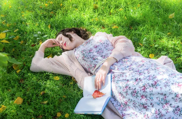 Egy Lány Egy Könyvvel Elaludt Parkban Egy Meleg Őszi Napon — Stock Fotó