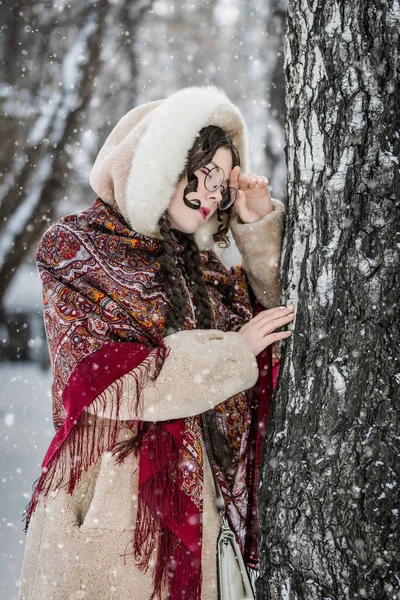 寒い冬の日の悲しい女性木の間の雪の公園で — ストック写真