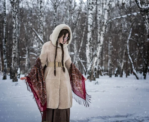 Mulher Triste Dia Inverno Frio Parque Nevado Entre Árvores — Fotografia de Stock