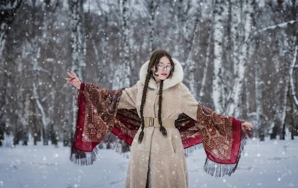 公园里的女人在雪地里欢快地转着 跳舞着 — 图库照片