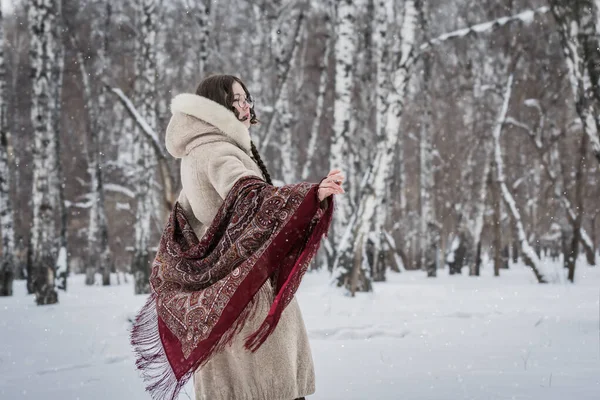 Грустная Женщина Холодный Зимний День Снежном Парке Среди Деревьев — стоковое фото