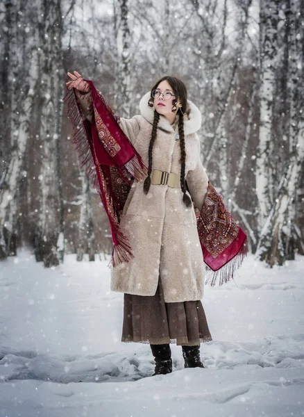 Donna Nel Parco Inverno Gioisce Nella Neve Giri Balli — Foto Stock