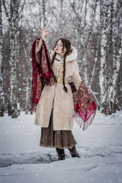 Mujer Parque Invierno Regocija Nieve Giros Bailes —  Fotos de Stock