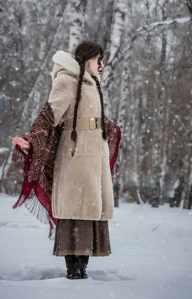 Donna Triste Fredda Giornata Invernale Parco Innevato Tra Gli Alberi — Foto Stock