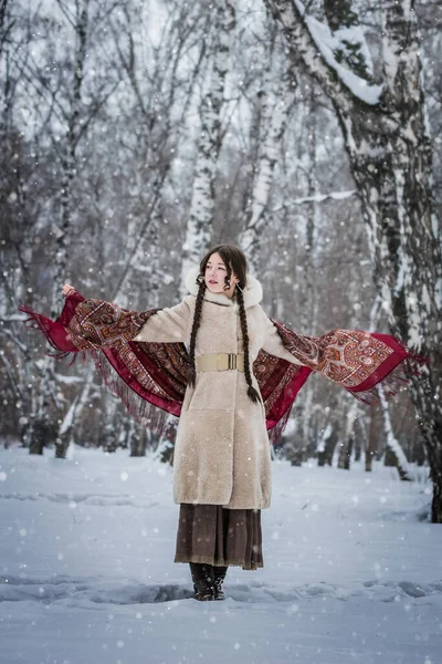 冬の公園の女性は雪 スピン ダンスで喜びます — ストック写真