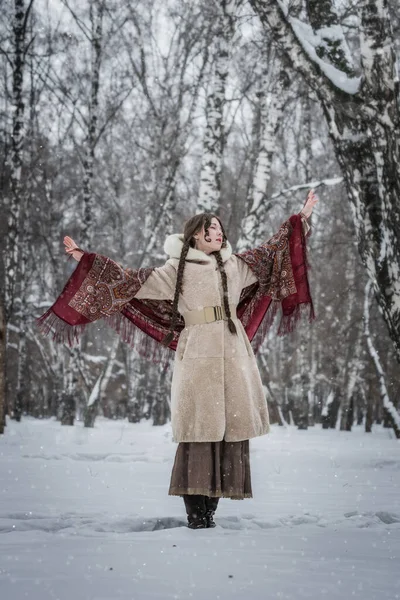 Mulher Parque Inverno Alegra Neve Gira Dança — Fotografia de Stock