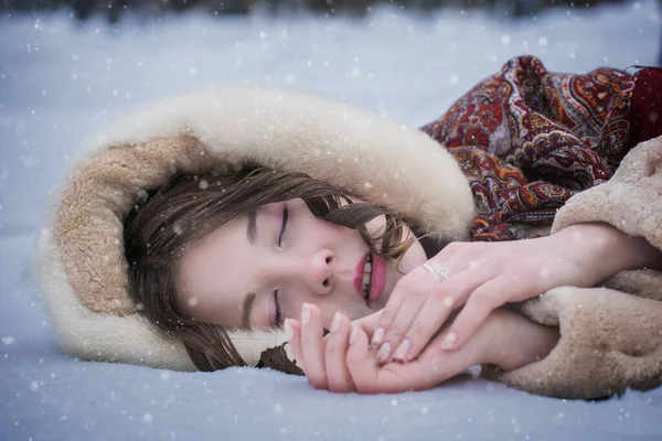 女性は冬の日に雪の中に横になり 雪を楽しむ — ストック写真