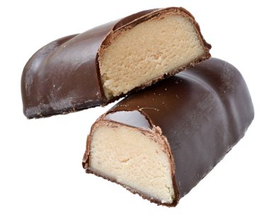 Beyaz arka planda izole edilmiş çikolatalı badem ezmesi..