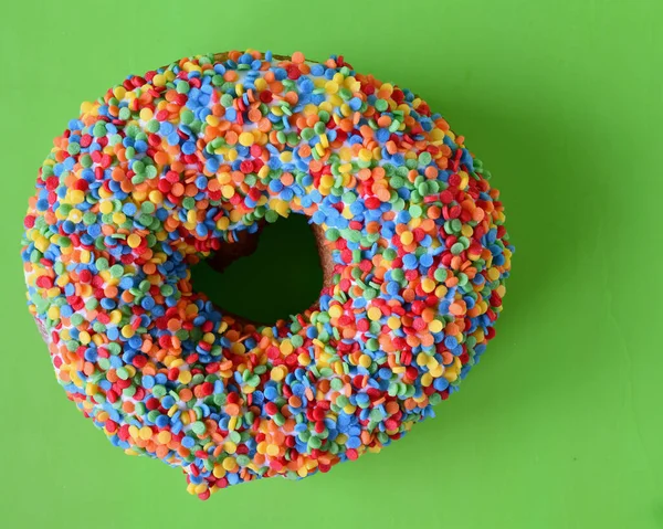 Donut Molho Confeitaria Multicolorido Fundo Verde — Fotografia de Stock