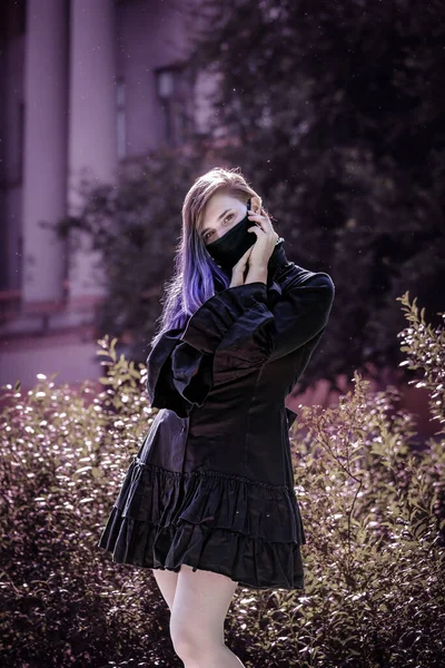 Mulher Vestido Preto Uma Máscara Contra Fundo Edifício Antigo — Fotografia de Stock
