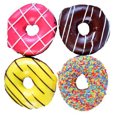 Çikolata ve pembe çilek kaplı çörekler beyaz arka planda izole edilmiş.