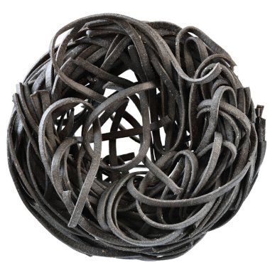 Siyah sepialı Durum makarna yuvası izole edilmiş beyaz arka plana yakın.