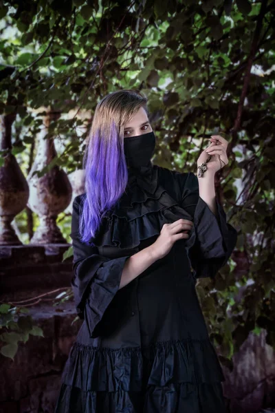 Mulher Uma Máscara Vestido Preto Com Acessório Gótico Mão Fundo — Fotografia de Stock